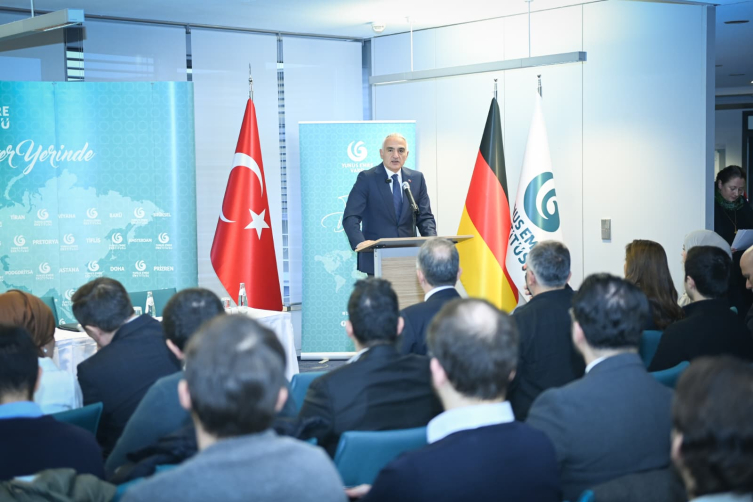 Bakan Ersoy, Berlin'de Türkçe öğrenen gençlerle buluştu